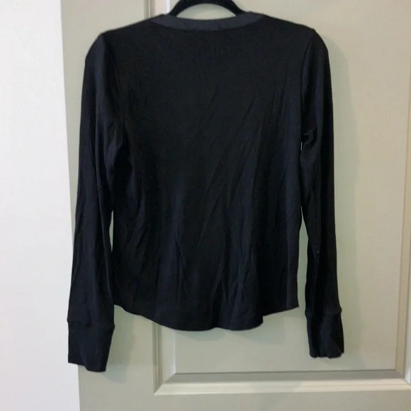 Evereve Beau Split Neck Tee Sz Small - Picture 5 of 6